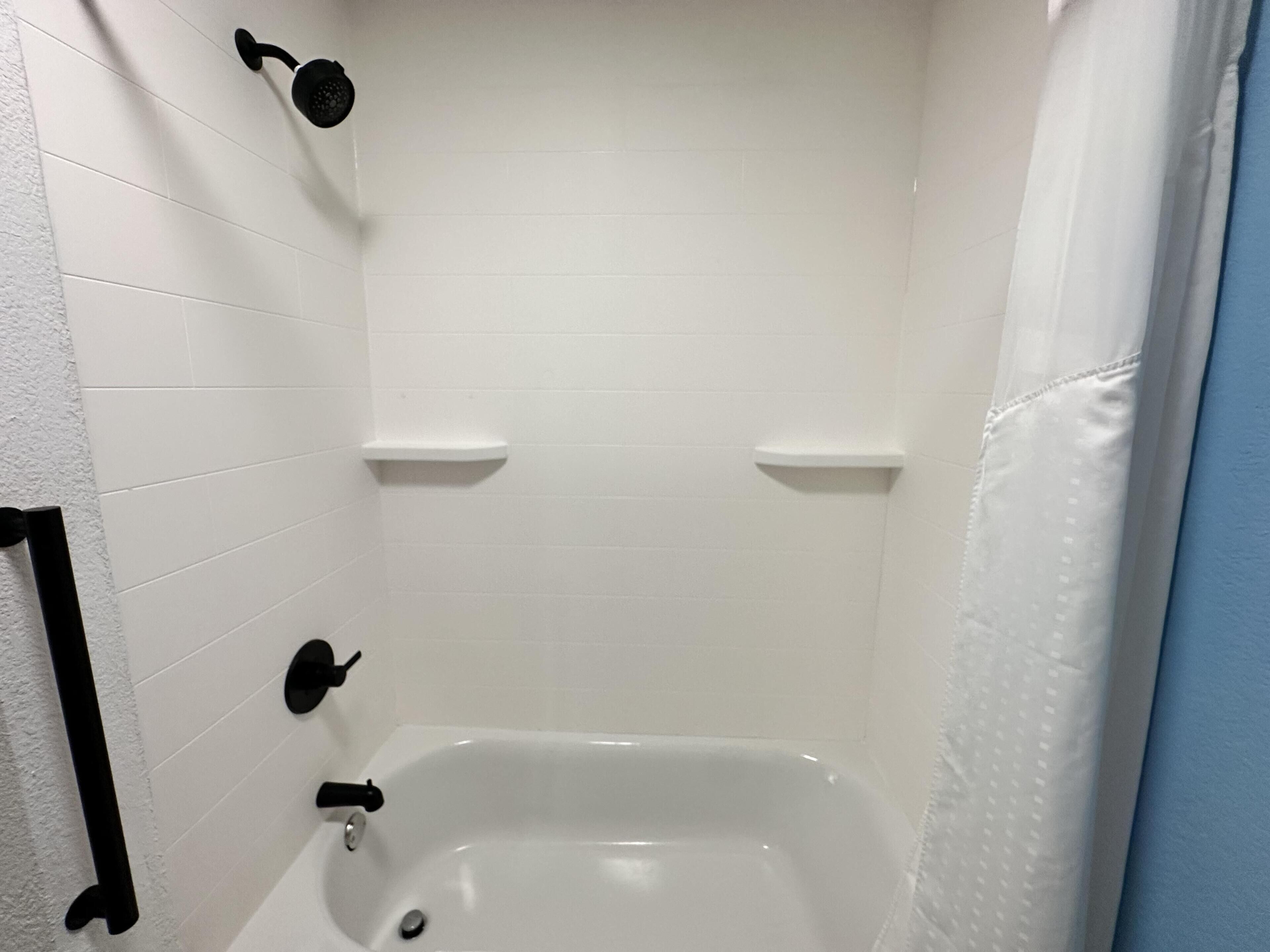 Kombinasi shower/bathtub dan perlengkapan mandi gratis