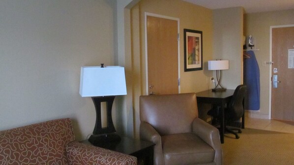 Desk, blackout curtains, iron/ironing board, rollaway beds - Holiday Inn Express & Suites Lexington by IHG (Lexington)