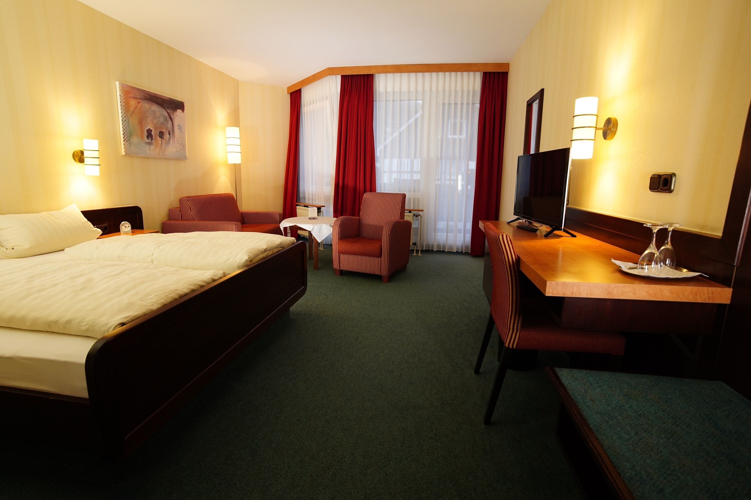 ميني بار وخزنة داخل الغرفة ومكتب وأسرّة قابلة للطي