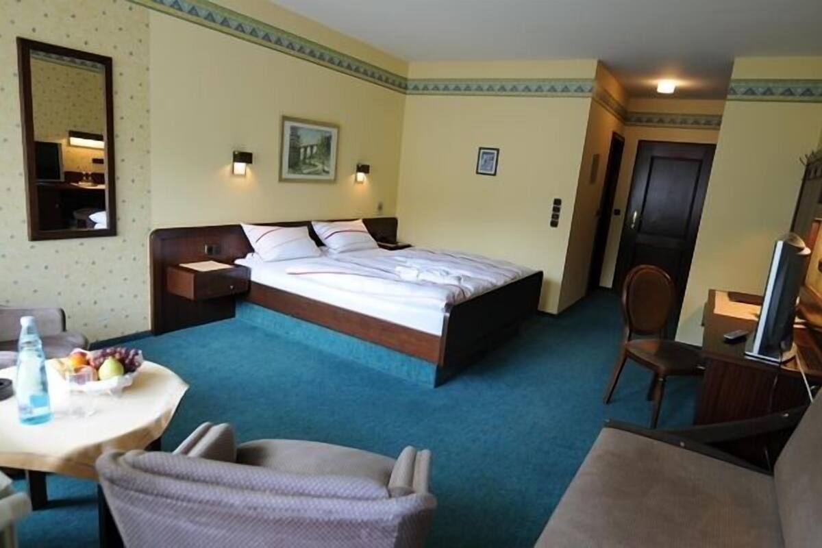 single room | minibar, in-room safe, desk, rollaway beds