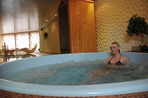 Indoor spa tub