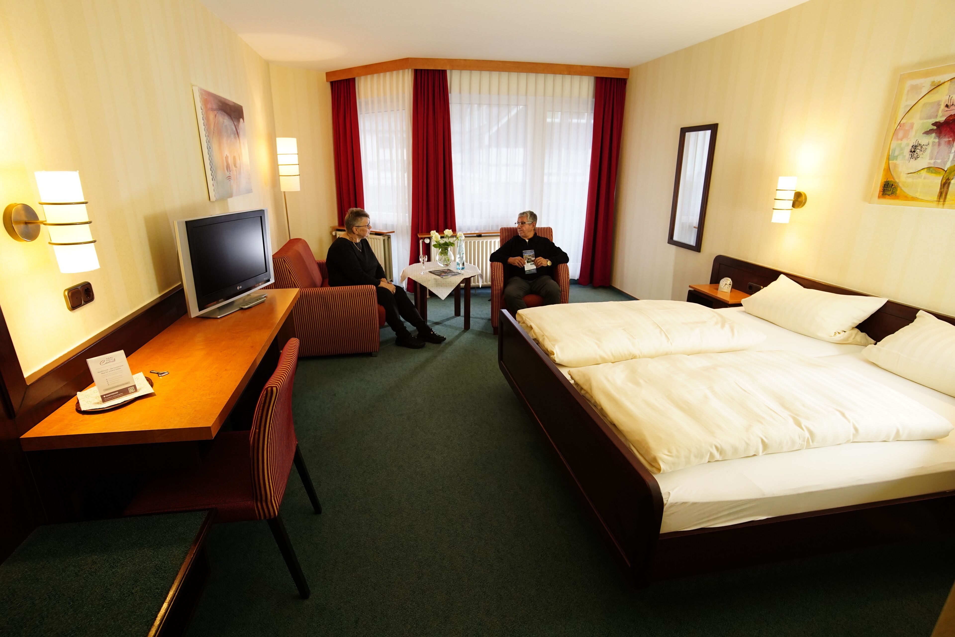 ميني بار وخزنة داخل الغرفة ومكتب وأسرّة قابلة للطي