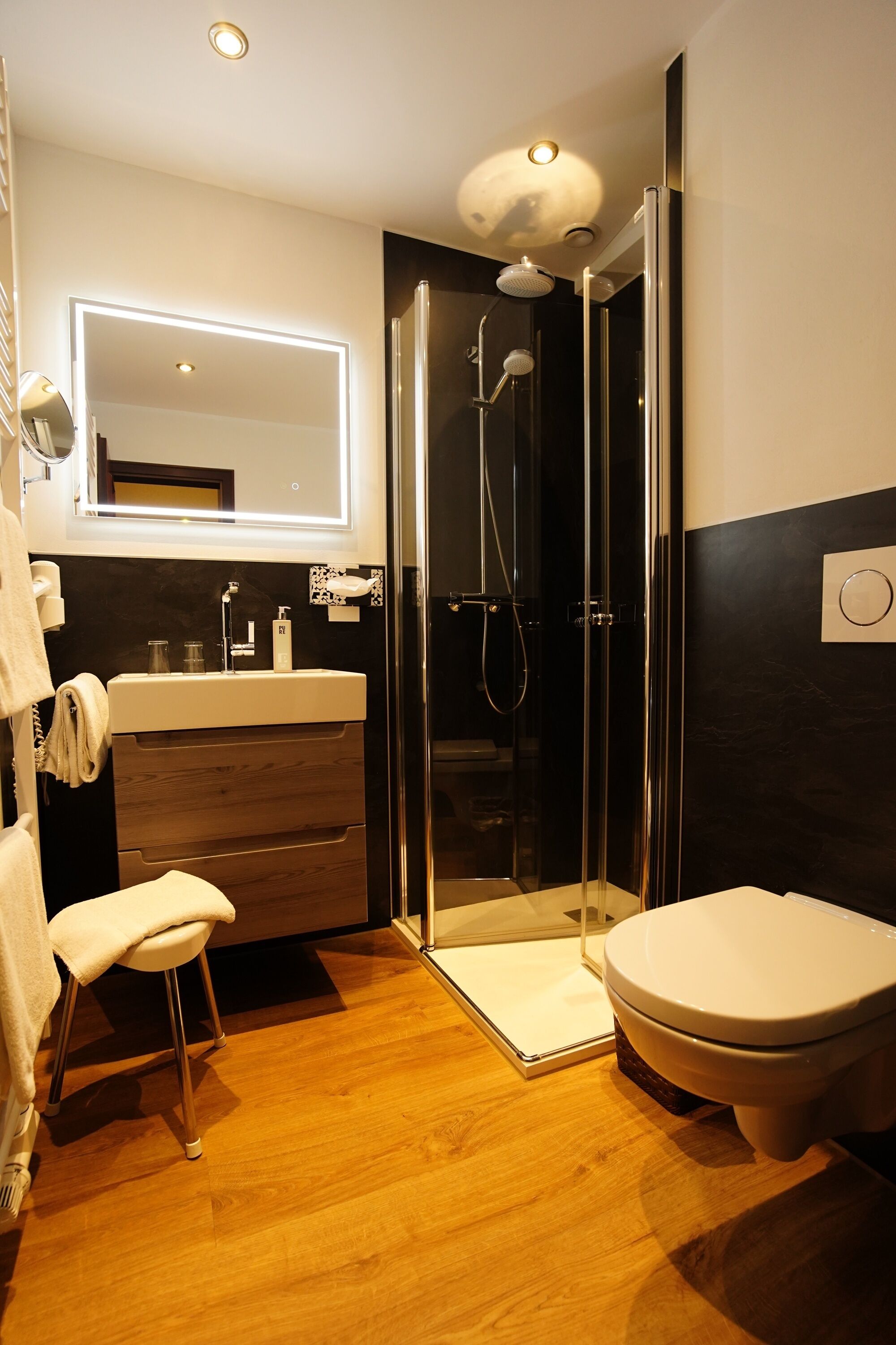 Double Room | Bathroom | Shower, free toiletries, hair dryer, towels