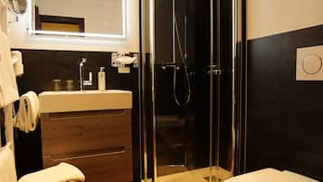 Double Room | Bathroom | Shower, free toiletries, hair dryer, towels