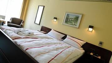 Doppelzimmer | Minibar, Zimmersafe, Schreibtisch, Zustellbetten