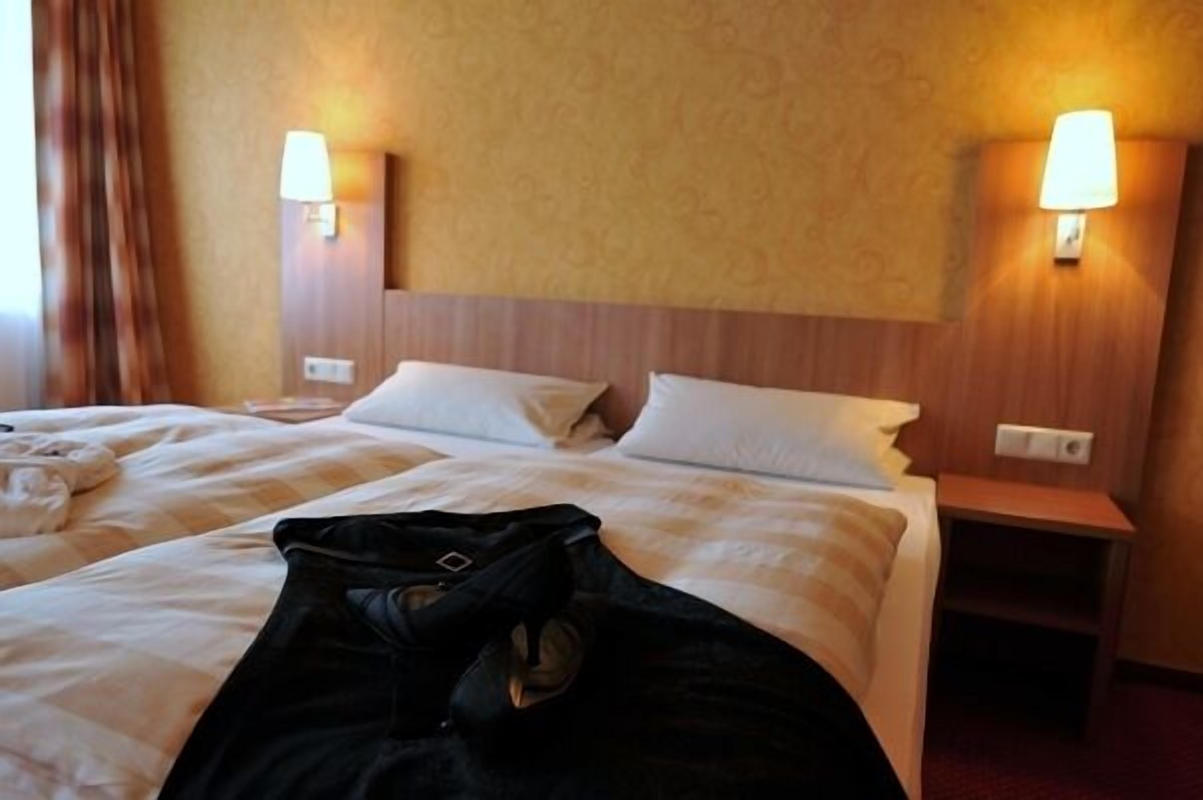 double room | minibar, in-room safe, desk, rollaway beds