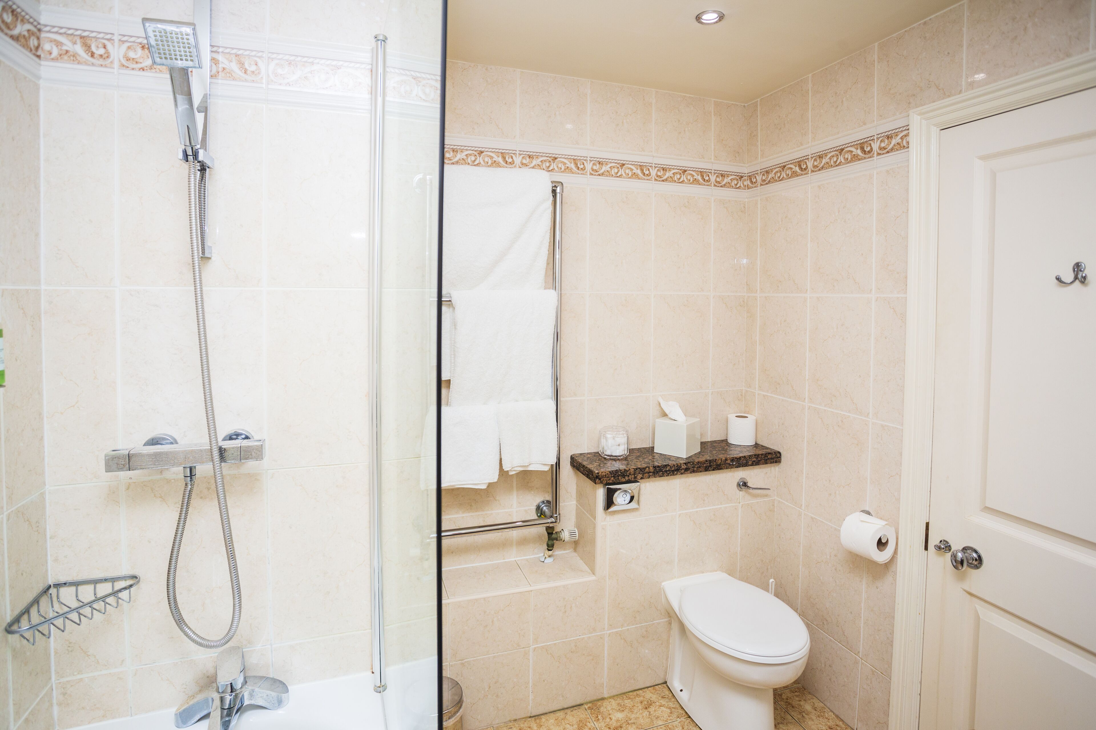 standard double room | bathroom | free toiletries, hair dryer, towels