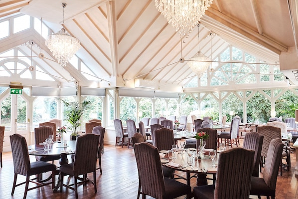 Serveert ontbijt, lunch en diner