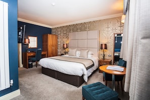 Quarto casal superior | 1 quarto, cofres nos quartos, escrivaninha