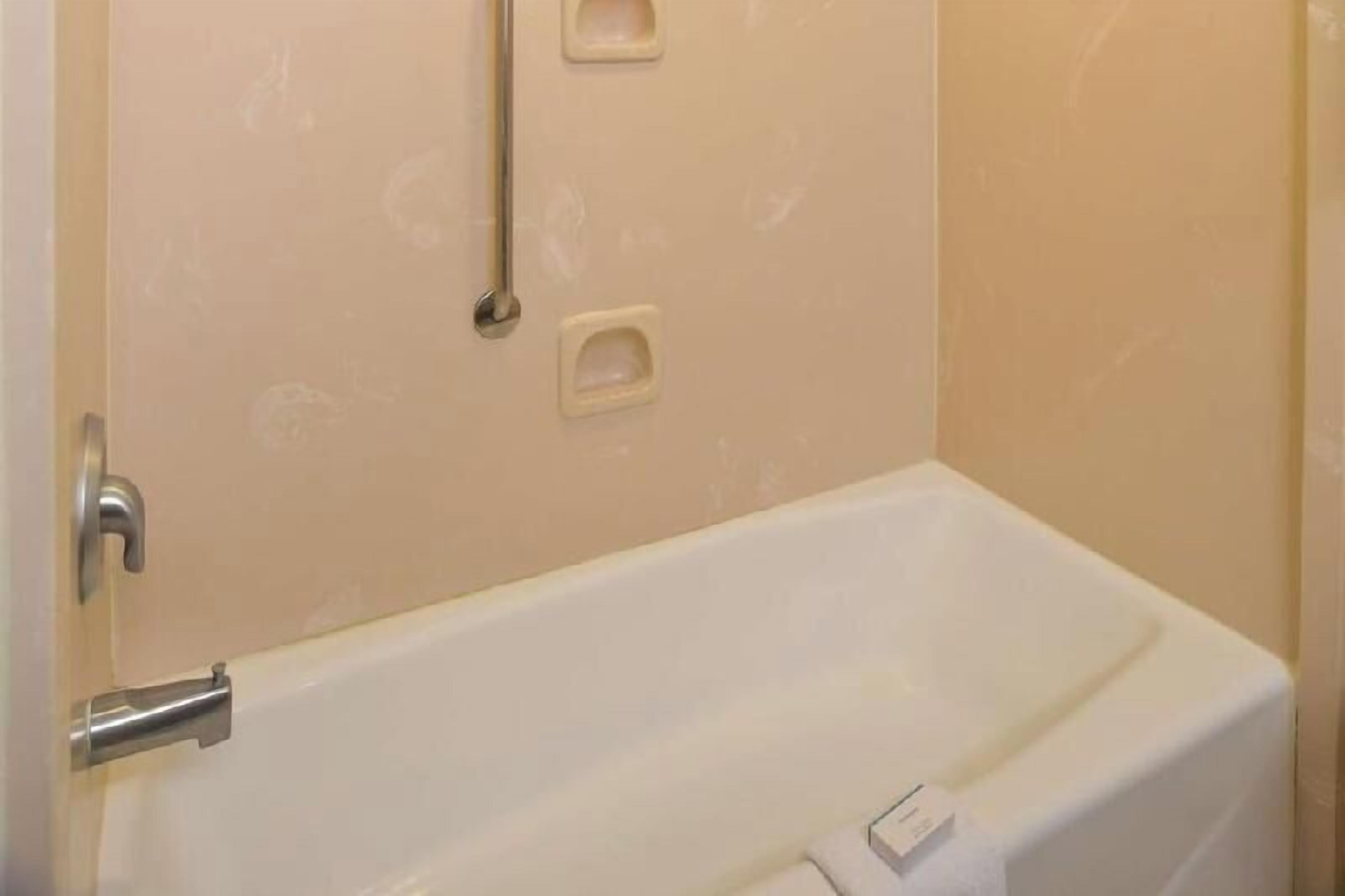 Baño | Artículos de higiene personal gratuitos, secador de pelo y toallas
