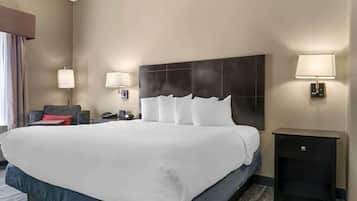 Quarto, 1 cama King e sofá-cama, para não fumantes | Cofres nos quartos, escrivaninha, cortinas blackout