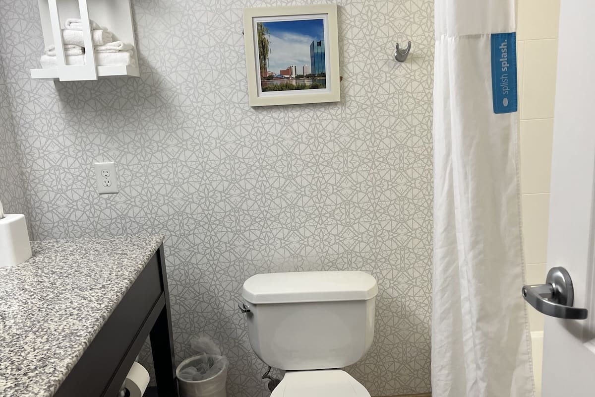 Pengeskab på værelset, skrivebord, mørklægningsgardiner