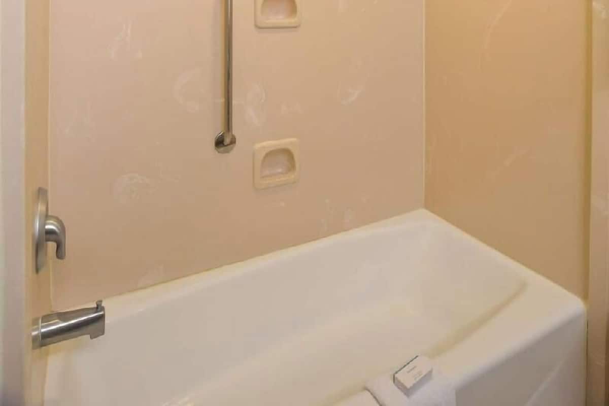 Baño | Artículos de higiene personal gratuitos, secador de pelo y toallas