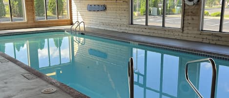 Indoor pool, sun loungers