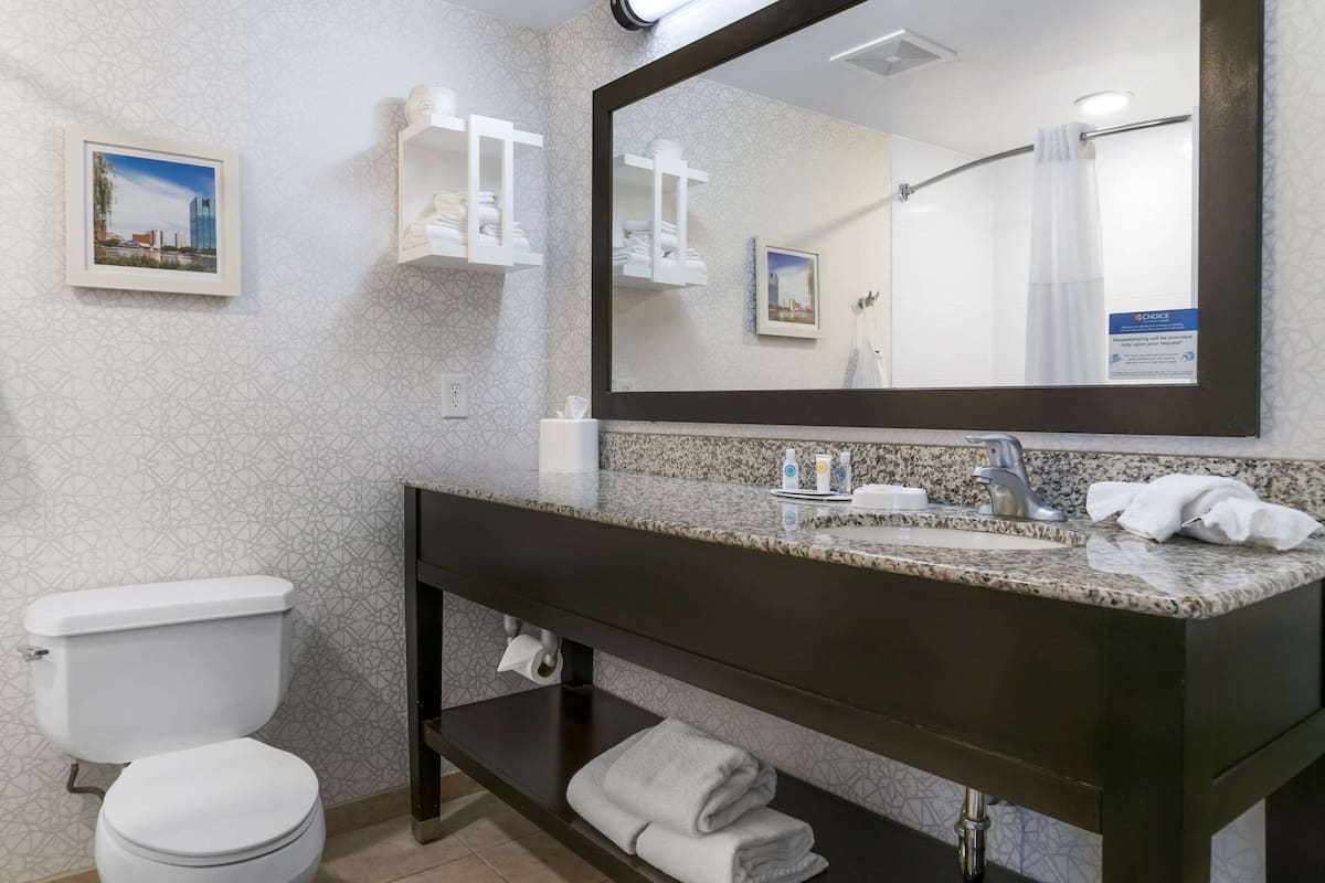 Pengeskab på værelset, skrivebord, mørklægningsgardiner