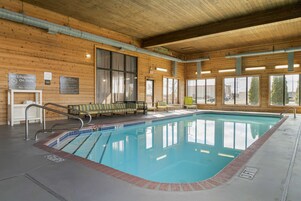 Una piscina techada, sillones reclinables de piscina