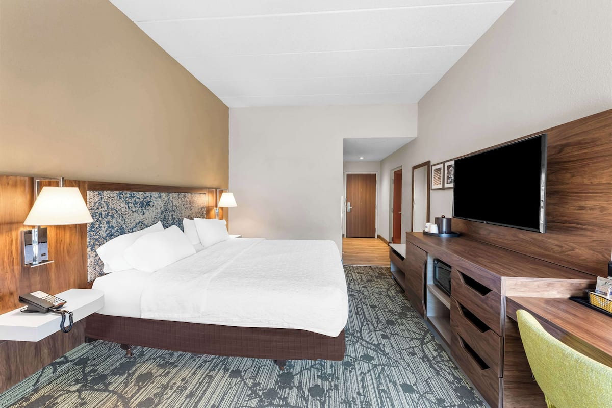 Room, 1 King Bed, Accessible, Non Smoking | Premium bedding, blackout curtains, iron/ironing board, free WiFi