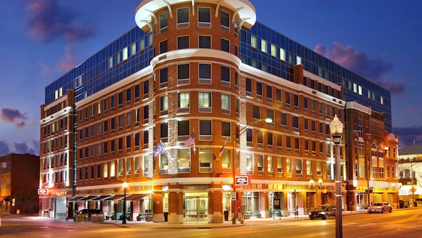 Ein mehrstöckiges Hotel mit geschwungener Fassade, großen Fenstern und einem zentralen Eingang.