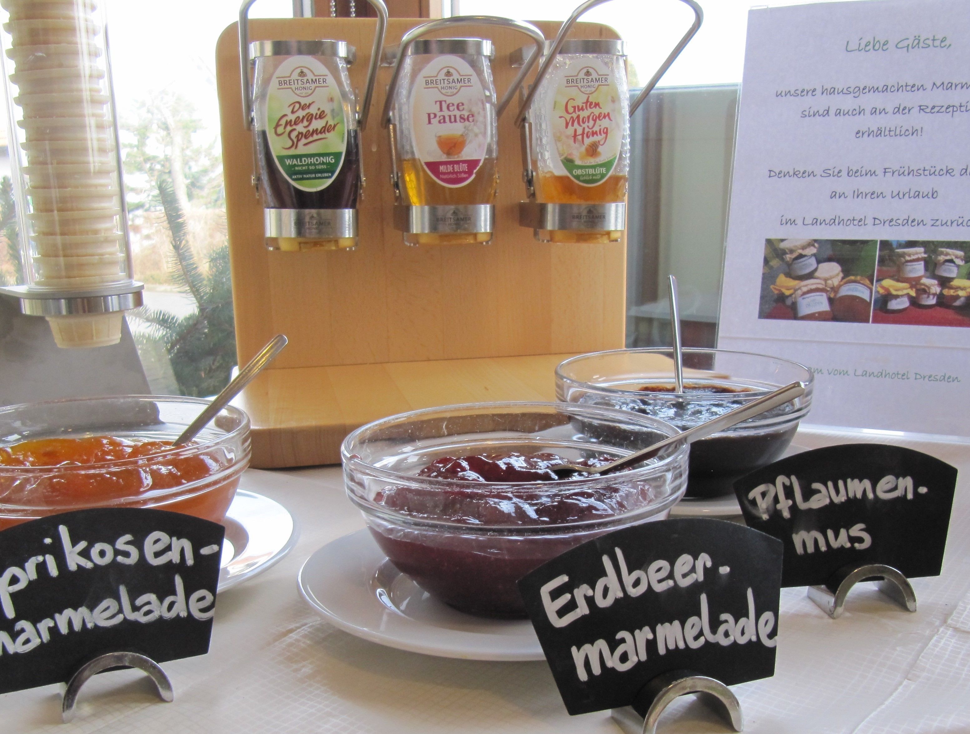 Petit déjeuner buffet servi tous les jours en supplément