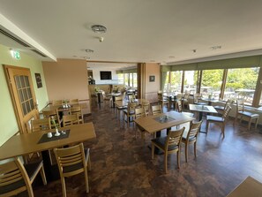 S'hi serveixen sopars i esmorzars-dinars 