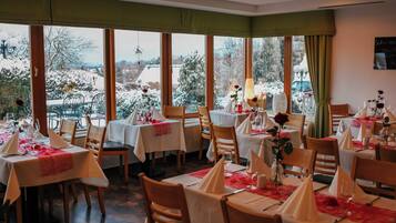 Dinner and brunch served