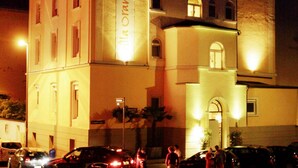 Un hôtel dont la façade est ornée d’une enseigne bien visible indiquant « Hôtel Orange ».