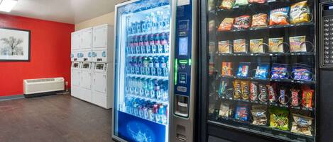 Zona de máquinas expendedoras con dispensador de agua y máquinas para comprar refrigerios.