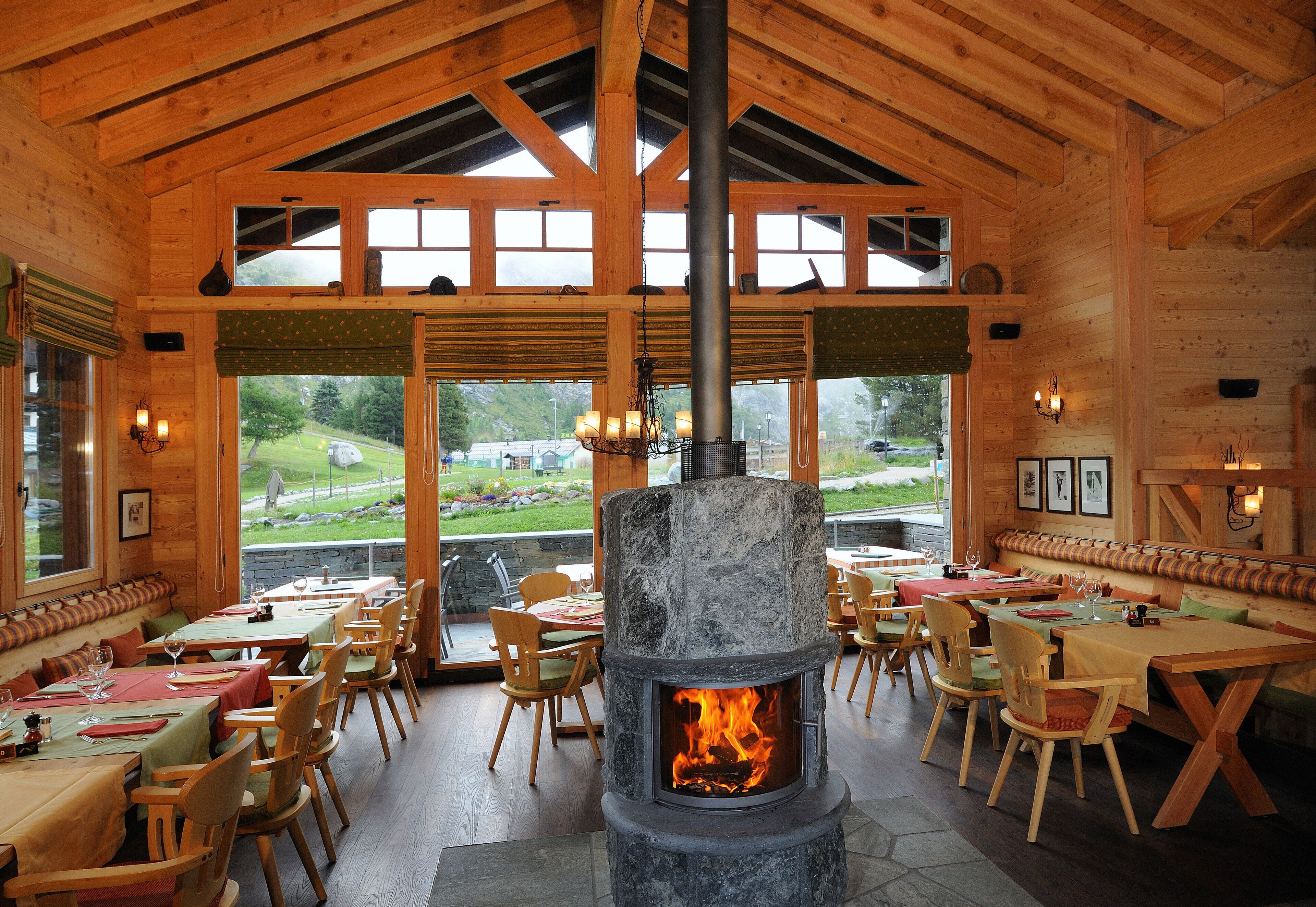 3 restaurants, lunch, dinner served; international cuisine