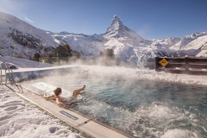 Innenpool, Außenpool, Sonnenschirme, Liegestühle