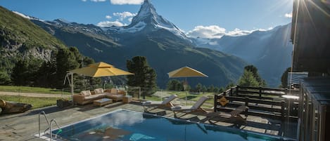 Innenpool, AuĂenpool, Sonnenschirme, LiegestĂŒhle