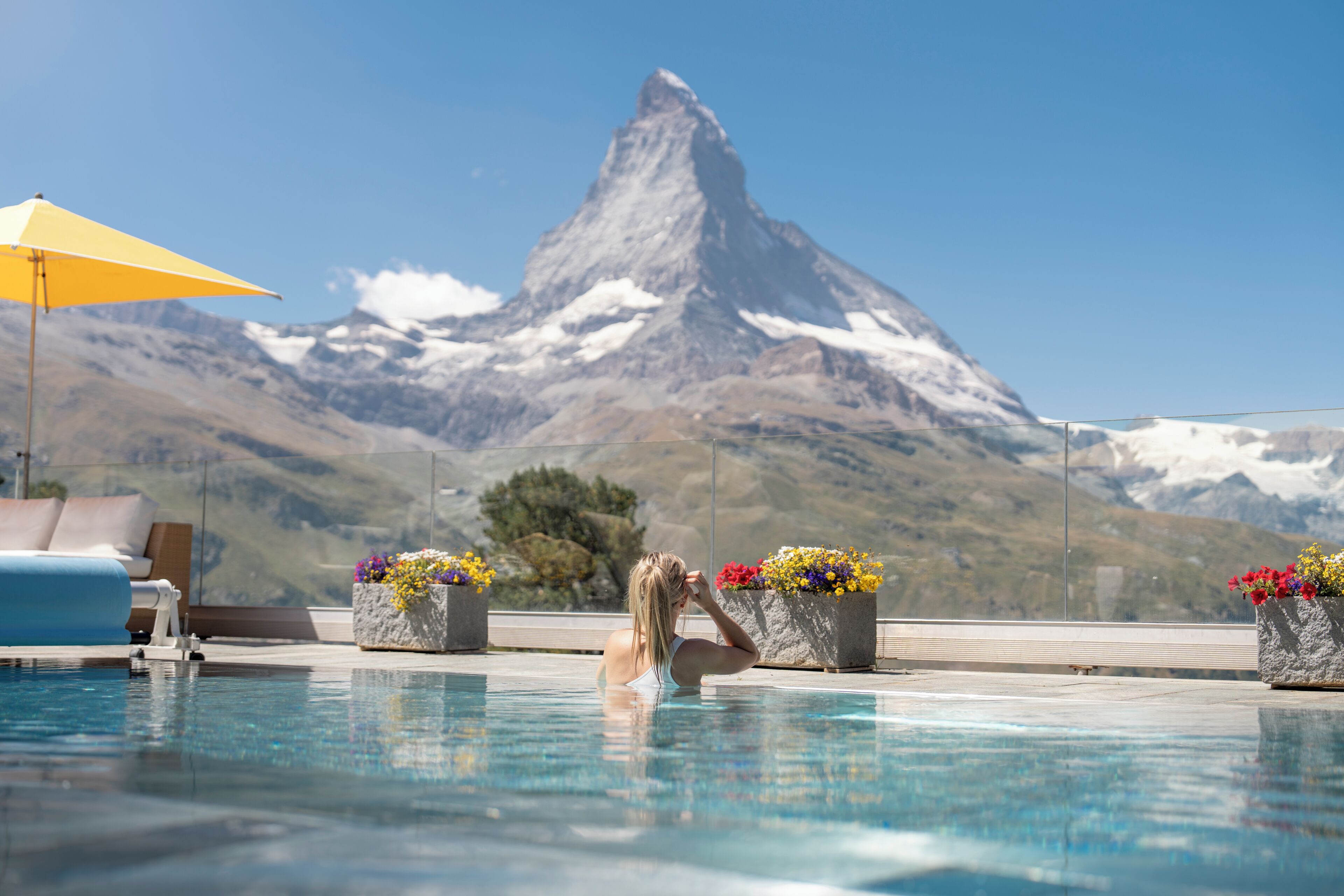 Innenpool, Außenpool, Sonnenschirme, Liegestühle