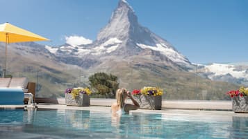 Innenpool, Außenpool, Sonnenschirme, Liegestühle