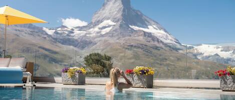 室内游泳池,室外游泳池,池畔遮阳伞,日光浴躺椅