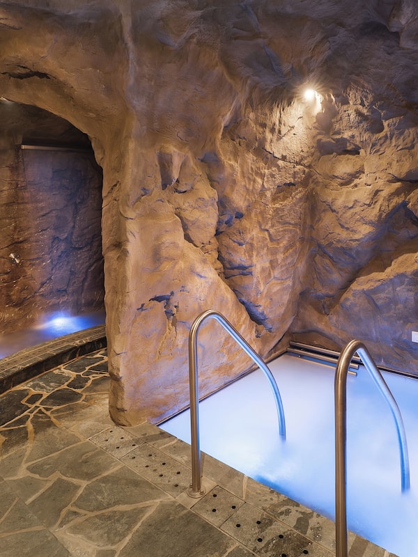 Sauna, hot tub, steam room, body treatments, aromatherapy