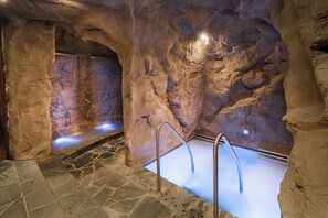 Sauna, hot tub, steam room, body treatments, aromatherapy