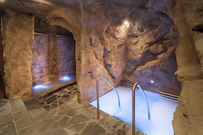 Sauna, hot tub, steam room, body treatments, aromatherapy