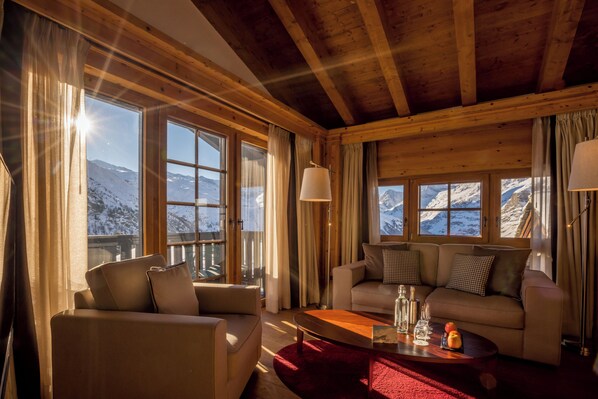 Suite (Top Floor) | Ropa de cama de alta calidad y minibar 