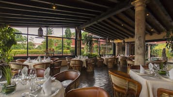 Petit déjeuner, déjeuner et dßner servis sur place