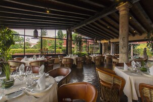 아침 식사, 점심 식사 및 저녁 식사 제공