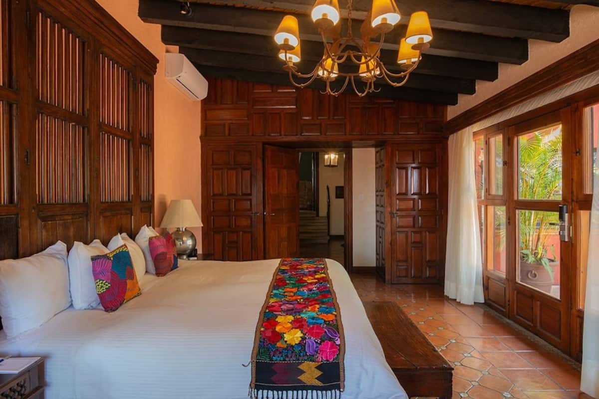 Standard Room | Peralatan tempat tidur premium, gebar bulu kapas, peti besi dalam bilik