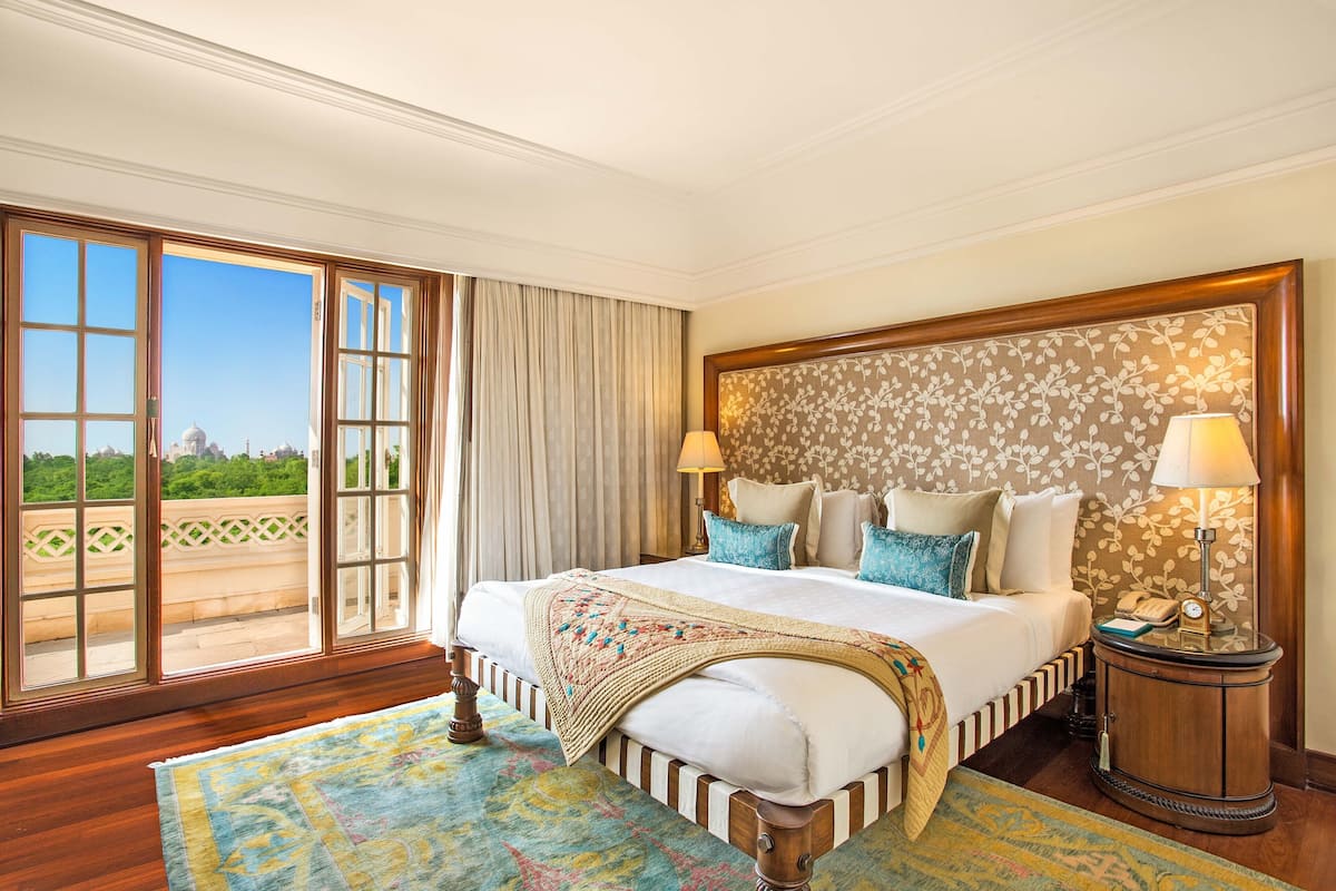 Deluxe Suite, Balcony | Premium bedding, minibar, in-room safe, desk