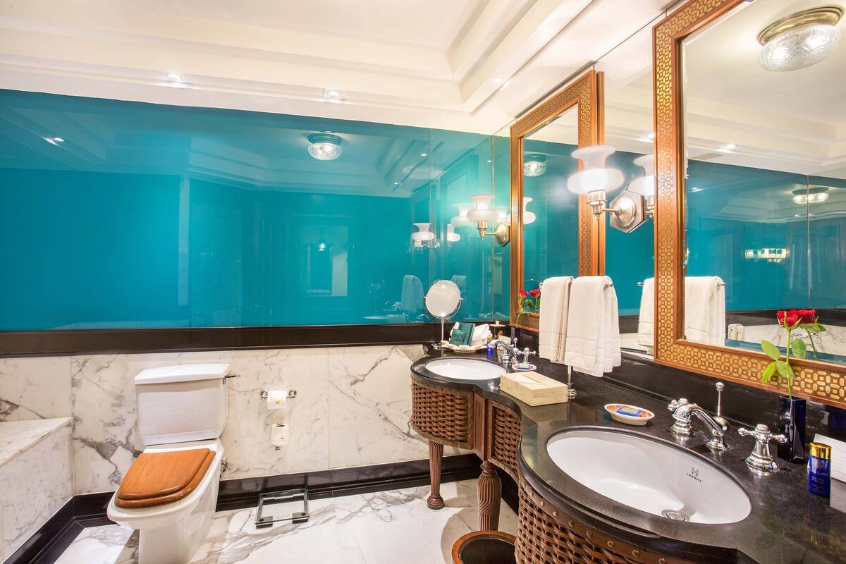 deluxe suite | bathroom | separate bathtub and shower, deep-soaking bathtub, designer toiletries