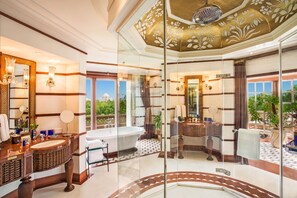 Suite Luxe | Salle de bain | Baignoire et douche séparées, baignoire relaxante profonde