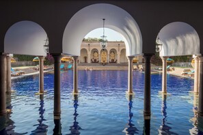 حمّام سباحة خارجي