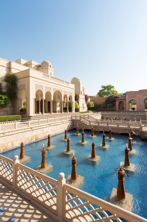 A pool with ornate fountains and a classical building with arches in the background. - The Oberoi Amarvilas, Agra (Agra)