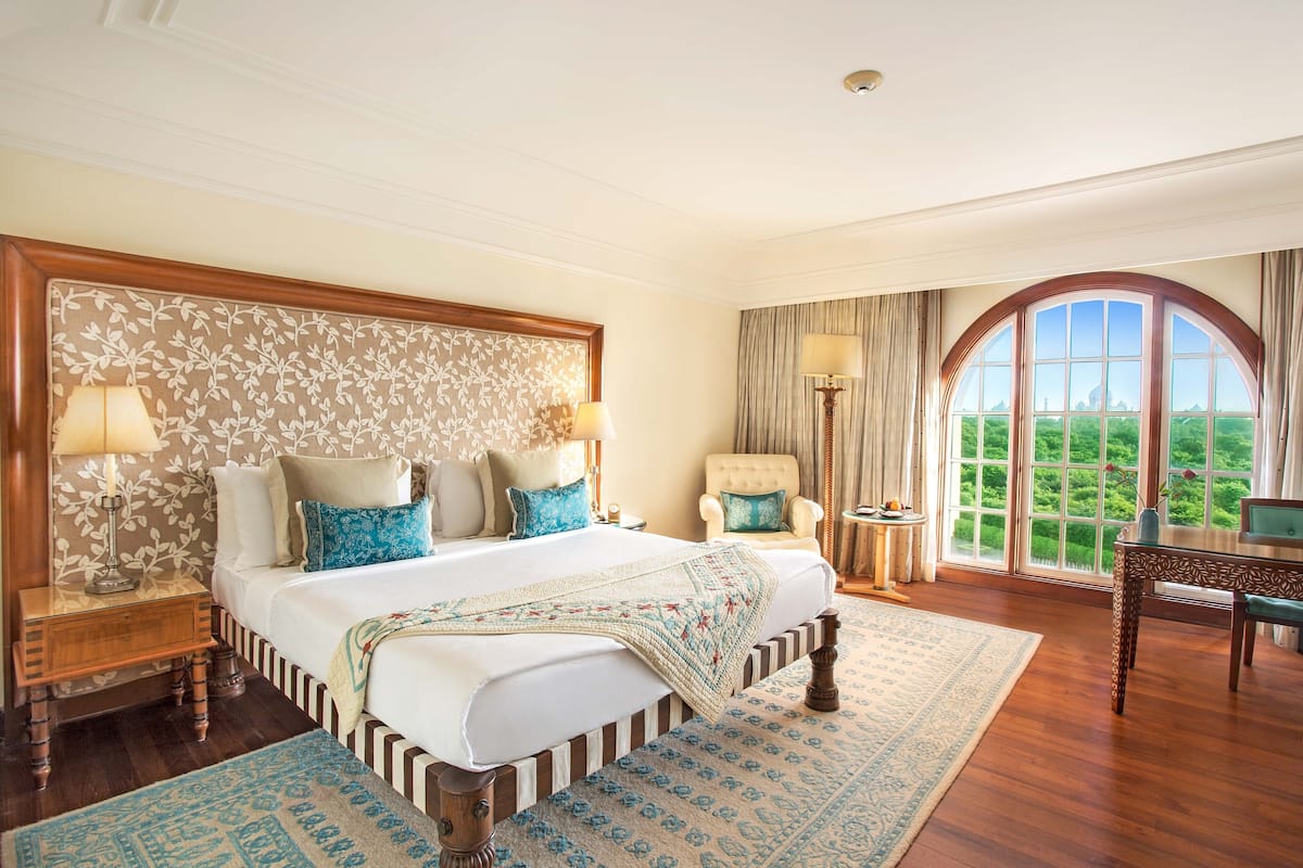 Premier Room, 1 King Bed | Premium bedding, minibar, in-room safe, desk
