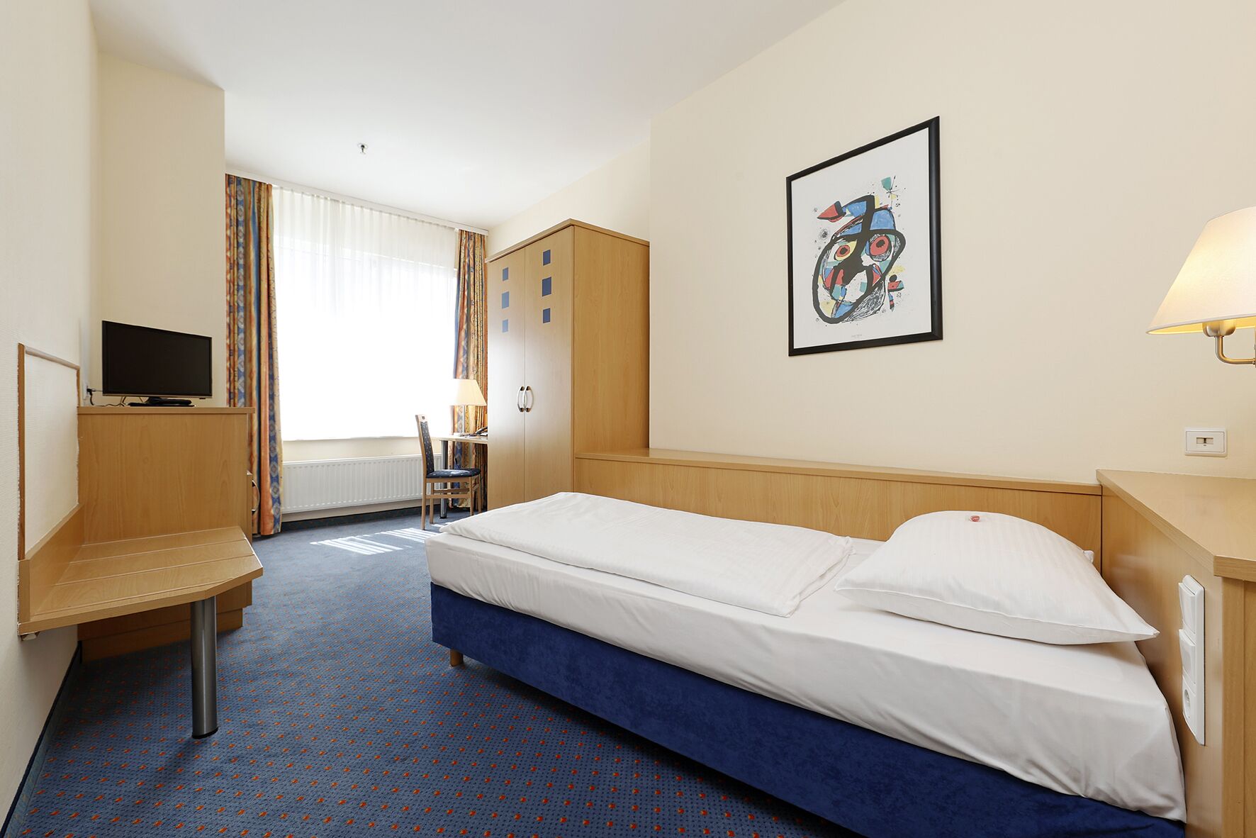 single room | 1 bedroom, in-room safe, desk, laptop workspace