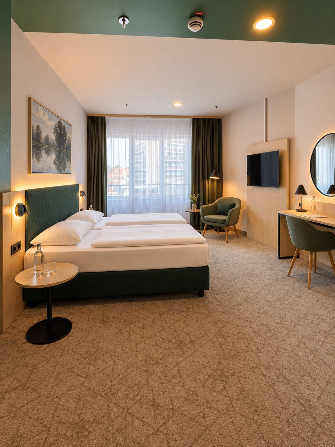 Ein Hotelzimmer mit Bett, Schreibtisch, Sessel, Fernseher und einem Fenster mit Vorhängen.