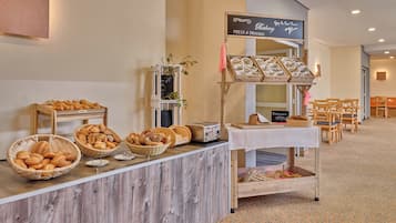 Frukostbuffé varje dag (EUR 17.9 per person)