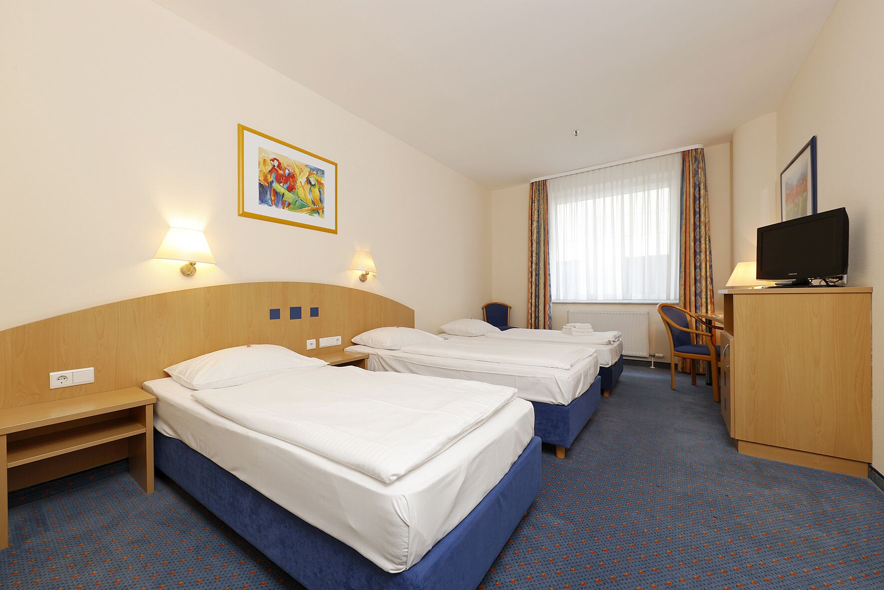 triple room | 1 bedroom, in-room safe, desk, laptop workspace